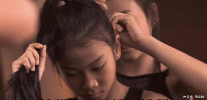 吻戏被删引众怒观众喊导演还名场面ky开元棋牌《狙击蝴蝶》干发帽(图3)